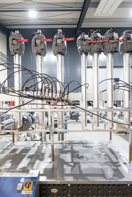Skid-mounted valve station for the tyre industry with insulation during acceptance on the test bench