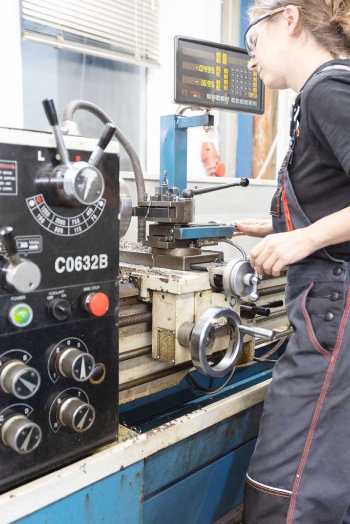 Turning a flange in the lathe shop: the strainer manufacturer builds industrial strainers in its own workshop