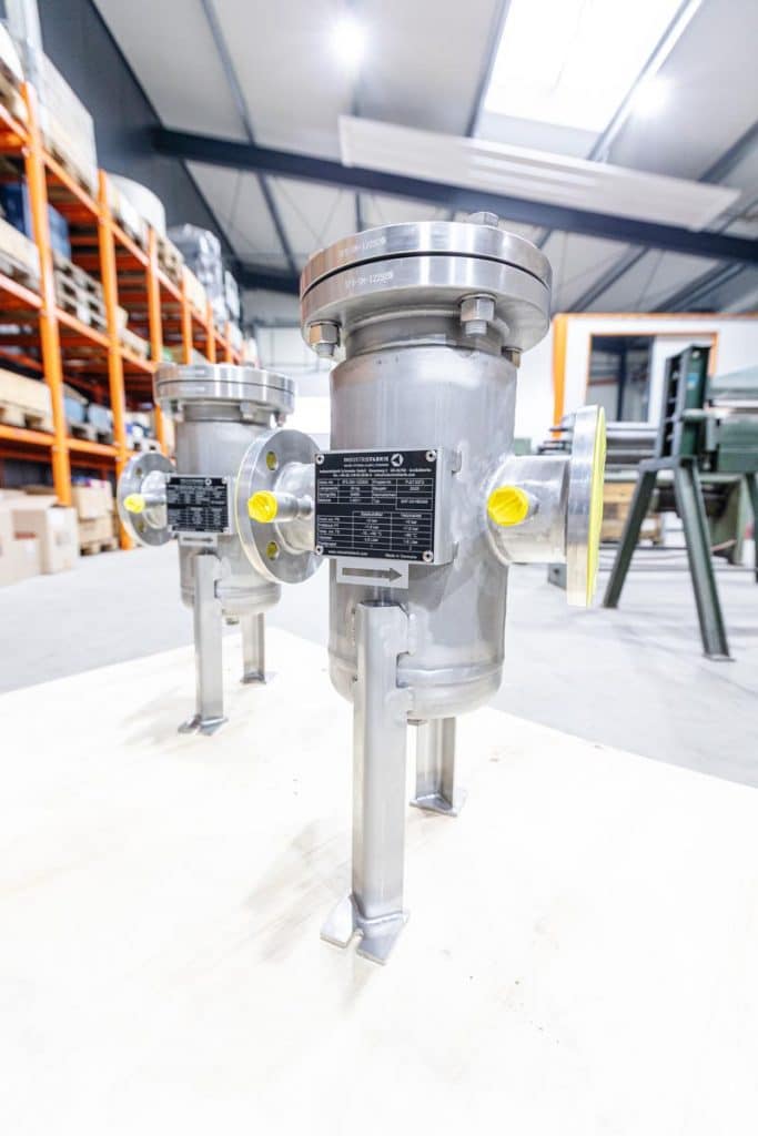 Simplex strainer in stainless steel with three-point support legs and magnetic rods as magnetic strainer
