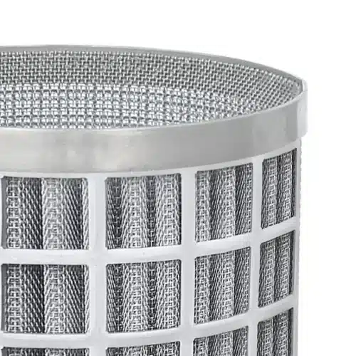 Strainer element with pleated, star-pleated wire mesh behind a support basket with square perforation