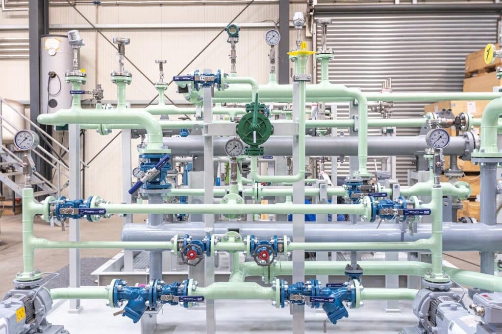 Valve station with pipelines, ball valve and pressure gauge: industrial strainers for chemicals, petrochemicals, the oil industry and the water and wastewater industry